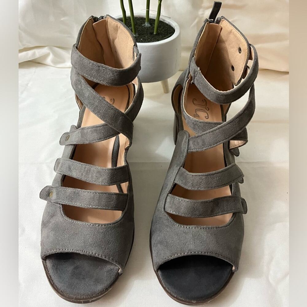 JG Women’s gray suede chunky heel with zippered back size 8.5